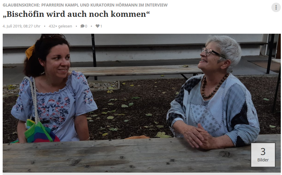 Pfarrerin Anna Kampl (links) und Kuratorin Eva Hörmann beim Doppel-Interview im abendlichen Hof der Simmeringer Glaubenskirche. Foto: Christian Buchar/Screenshot meinbezirk.at