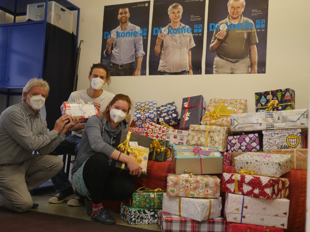 Fachinspektor Lars Amann, Sozialarbeiter Daniel Nigg und Sozialarbeiterin Julia Krause (von links) freuen sich über den &quot;Geschenkesegen&quot;.