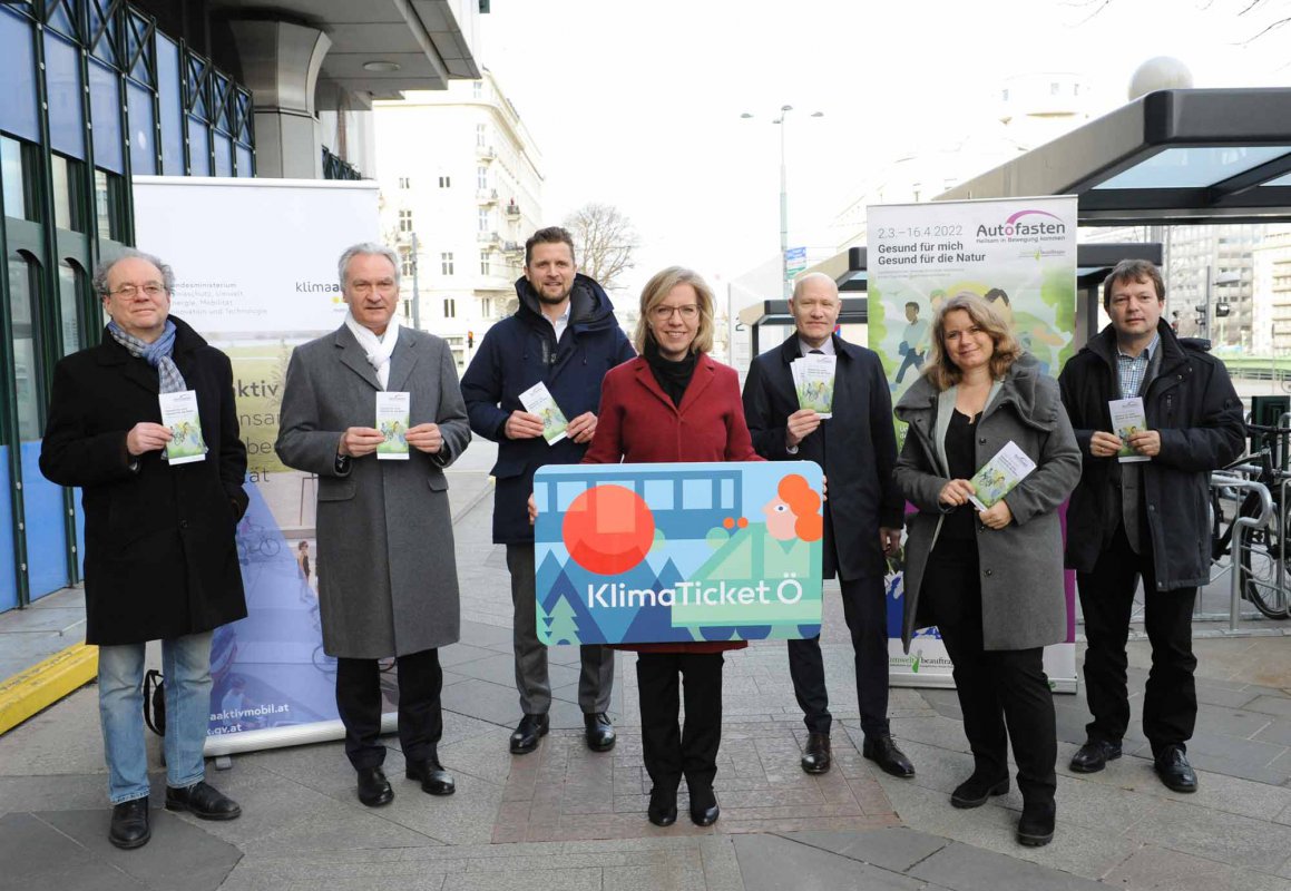 V.l.n.r.: Robert Thaler (BMK); Darius Schutzki (Bischofsvikar Erzdiözese Wien), Heinz Freunschlag (Vorstand ÖBB), Leonore Gewessler (Umweltministerin); Matthias Geist (Superintendent Diözese Wien), Ulla Rasmussen (Geschäftsführerin VCÖ), Markus Gerharting