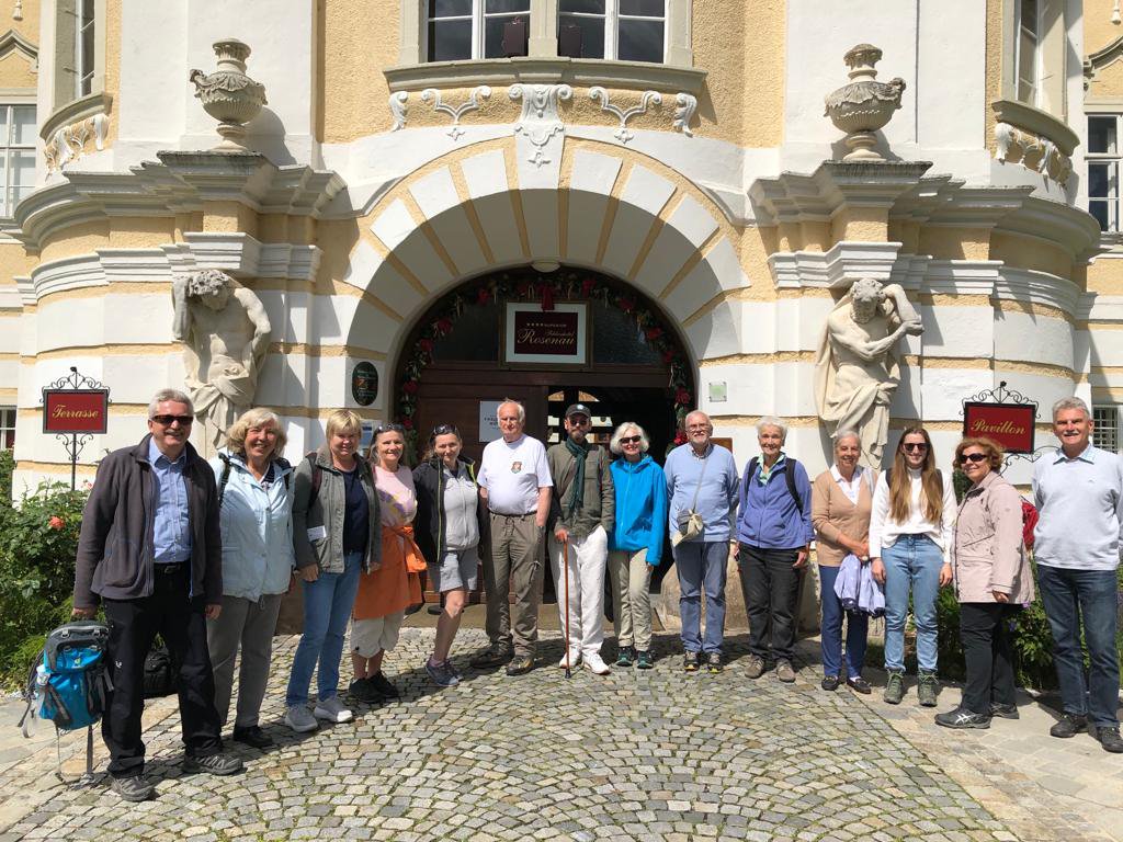 Die Pilgergruppe vor dem Schloss Rosenau. Foto: privat