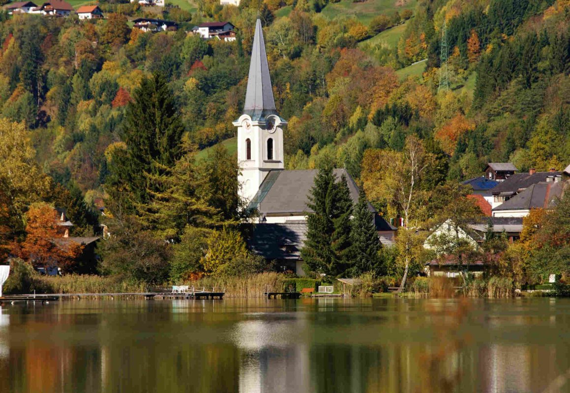 In der „Dorfkirche“ im Kärntnerischen Feld am See feiern Ortspfarrer Michael Guttner und Bischof Chalupka den TV-Gottesdienst am nächsten Sonntag. Foto: epd/Uschmann