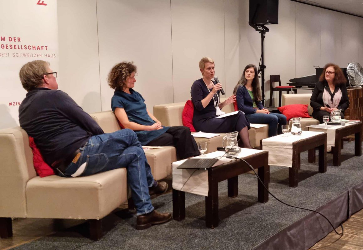 Benedikt Haerlin, Cordula Fötsch, Eva Harasta, Anna Zollitsch und Andrea Kampelmühler (v.l.n.r.) sprachen über moderne Landwirtschaft, die Probleme aktueller Bodennutzung, Kräftebündelung und neue Ernährungsgewohnheiten. Foto: epd/T. Dasek