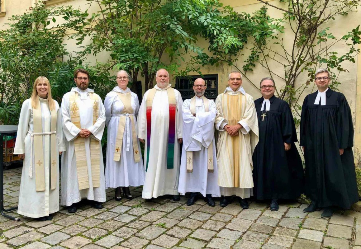 V.l.n.r.: Ella Boba, Gunnar Pelinka, Maria Scharffenberg, Hans-Christian Granaas, Per Gyllenör, Peter Styrman, Michael Chalupka und Stefan Fleischner-Janits. (Foto: Schwedische Kirche)