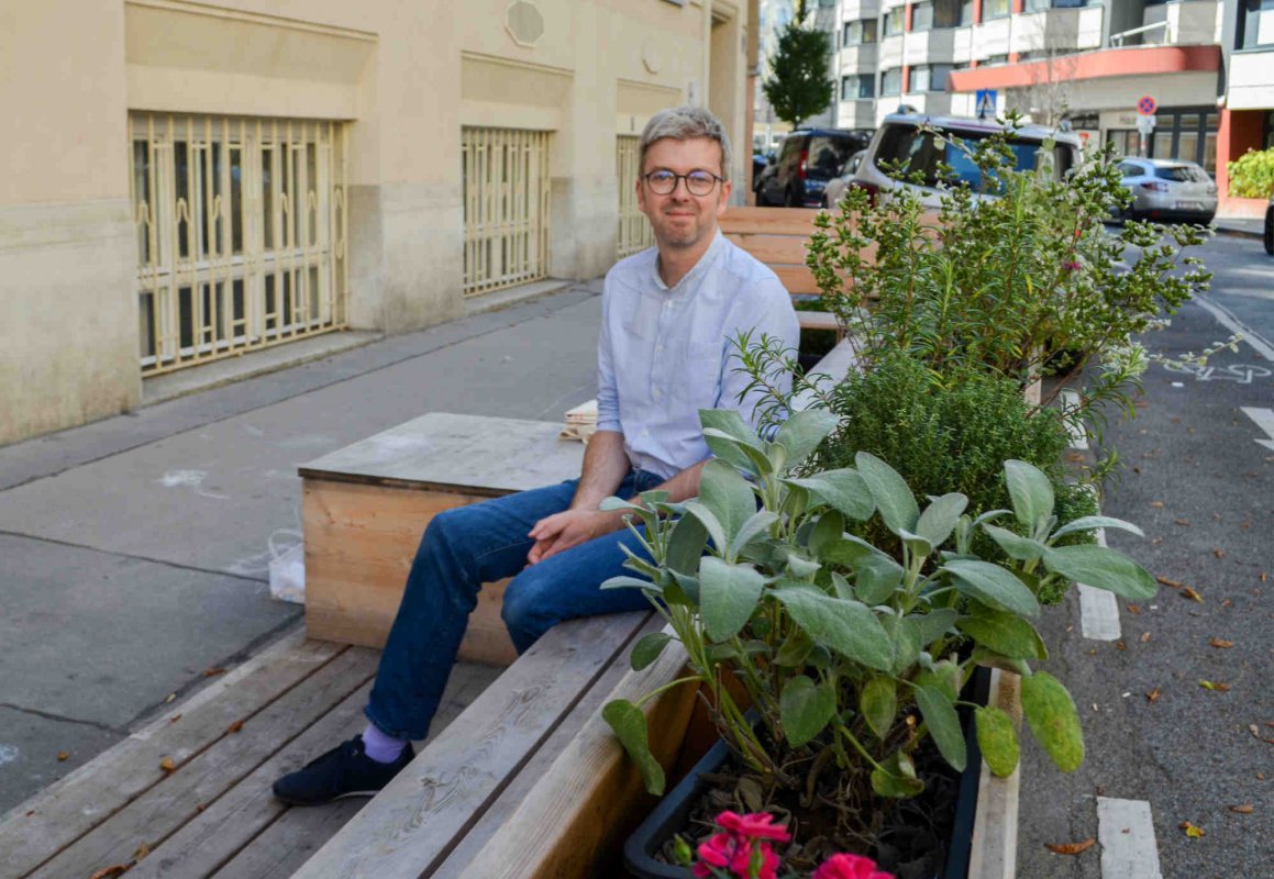 Pfarrer Fleischner-Janits freut sich, dass die Grätzloase vor der Messiaskapelle so gut angenommen wird. (Foto: BV09/Meisel)