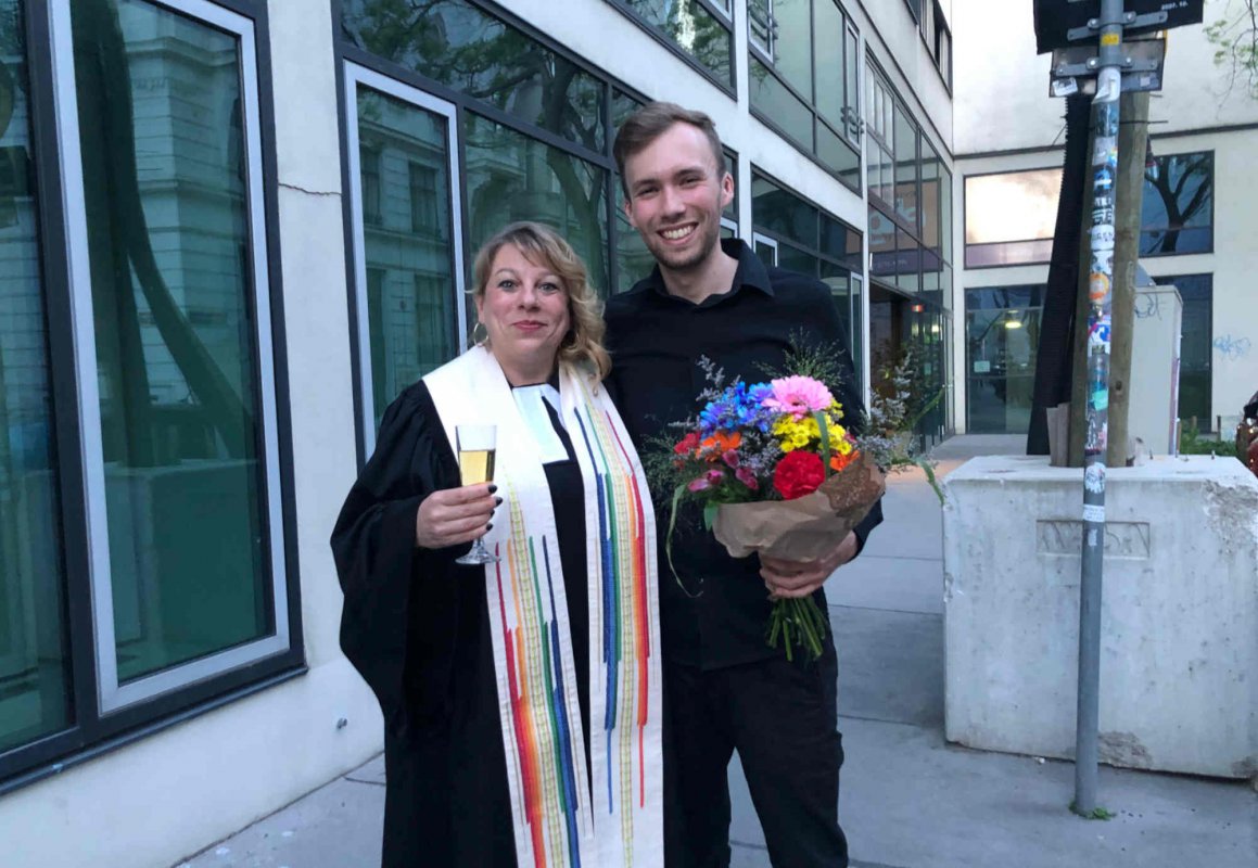 Pfarrerin Katharina Payk und ehg-Lektor Jan Minack beim Sektempfang nach dem Gottesdienst zur Amtseinführung. (Foto: privat)