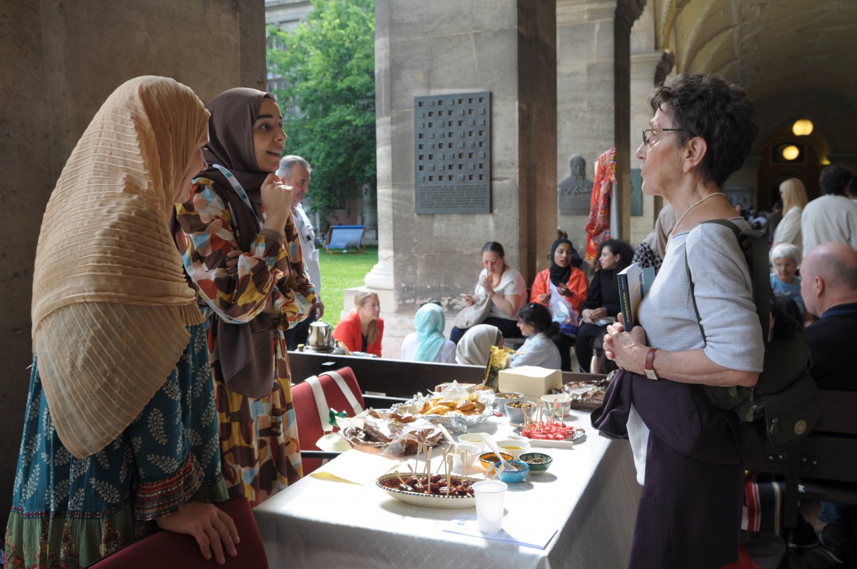 Im Arkadenhof der Universität Wien stellten sich die religiösen Minderheiten und Kulturen vor. Foto: Schomaker