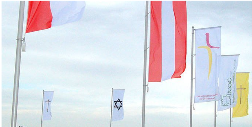 Auf dem &quot;Campus der Religionen&quot; wehen die Fahnen der Religionsgemeinschaften.