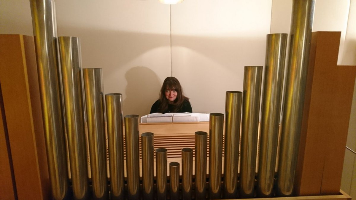 Nevi Assenova stammt aus Bulgarien und ist ausgebildete Konzertorganistin und Konzertpianistin.