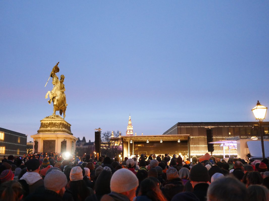 Mehrere Tausend Menschen kamen in Wien am 2.2. zusammen.