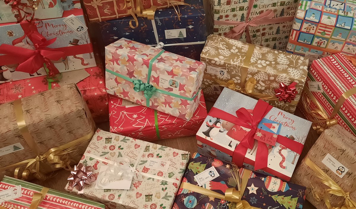 Weihnachtsgeschenke unterm Christbaum – das ist nicht für alle Kinder selbstverständlich. Foto: Evang. Schulamt Wien/Allacher