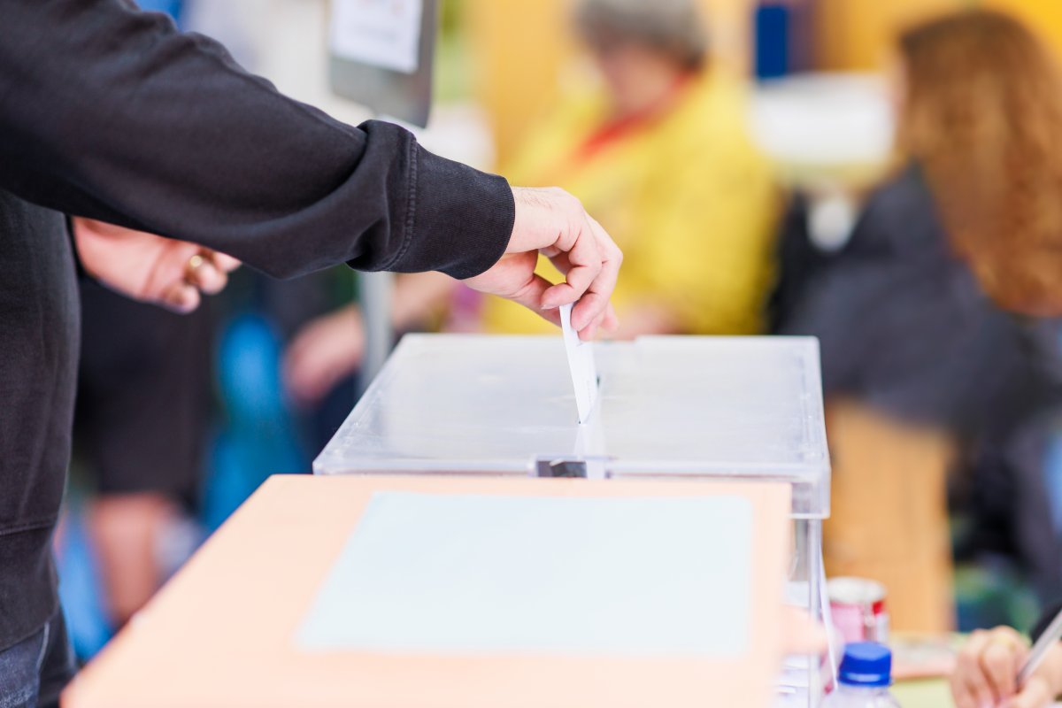 Wahlkampf für Kandidaten in der Demokratiewahlurne.
