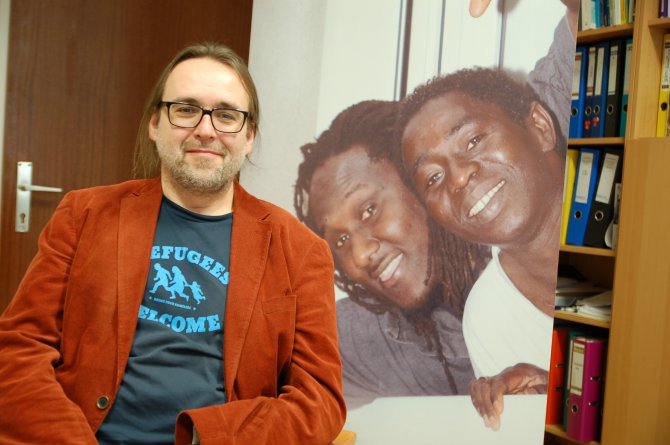 Christoph Riedl ist Experte für Asyl, Integration und Menschenrechte der Diakonie. Er war 20 Jahre Geschäftsführer des Diakonie Flüchtlingsdienst hat seit Mai 2016 die Aufgabe der Vernetzung aller Flüchtlingshilfe Einrichtungen der Diakonie in Österreich Christoph Riedl ist Experte für Asyl, Integration und Menschenrechte der Diakonie. Er war 20 Jahre Geschäftsführer des Diakonie Flüchtlingsdienst hat seit Mai 2016 die Aufgabe der Vernetzung aller Flüchtlingshilfe Einrichtungen der Diakonie in Österreich